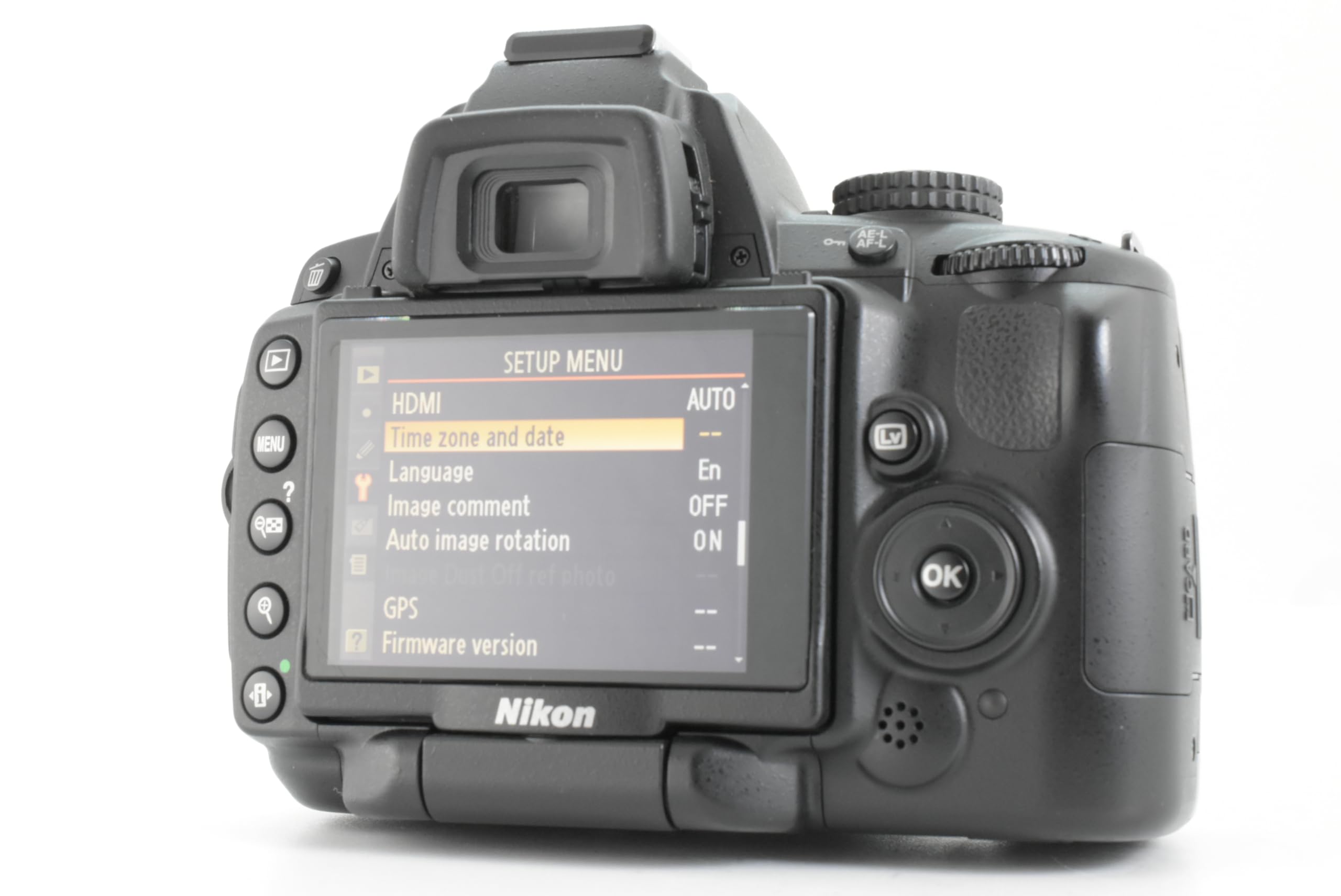 Amazon Canada: Nikon D5000 12.3 MP DX Digital SLR Camera with 18